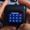 Estuche negro de los auriculares Bluetooth SE-60 con pantalla táctil y teclado de marcación