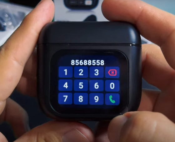 Estuche negro de los auriculares Bluetooth SE-60 con pantalla táctil y teclado de marcación